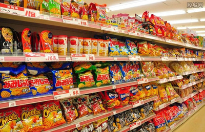 超市員工清理過期食品，守護(hù)市民“舌尖上的安全”